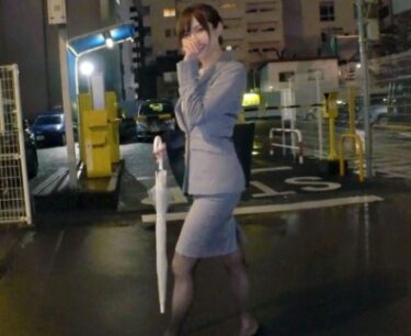 素人×ハメ撮り：＜熟女OL×潮吹き＞※色気ムンムンな人妻スーツ美女(32)をパコハメ開始♥美魔女のお漏らしマンコを追撃ピストンFUCK！